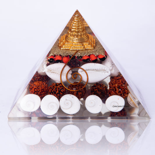 Triangular pyramid with chakra stones and a gold螺旋设计